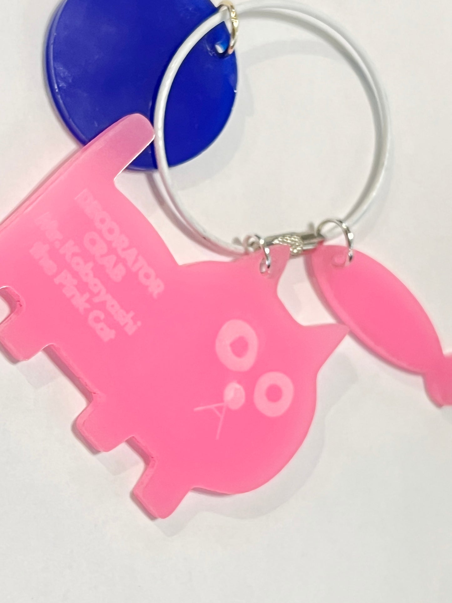 NEW !!  ピンクの猫の小林さんと魚のアクリルチャーム